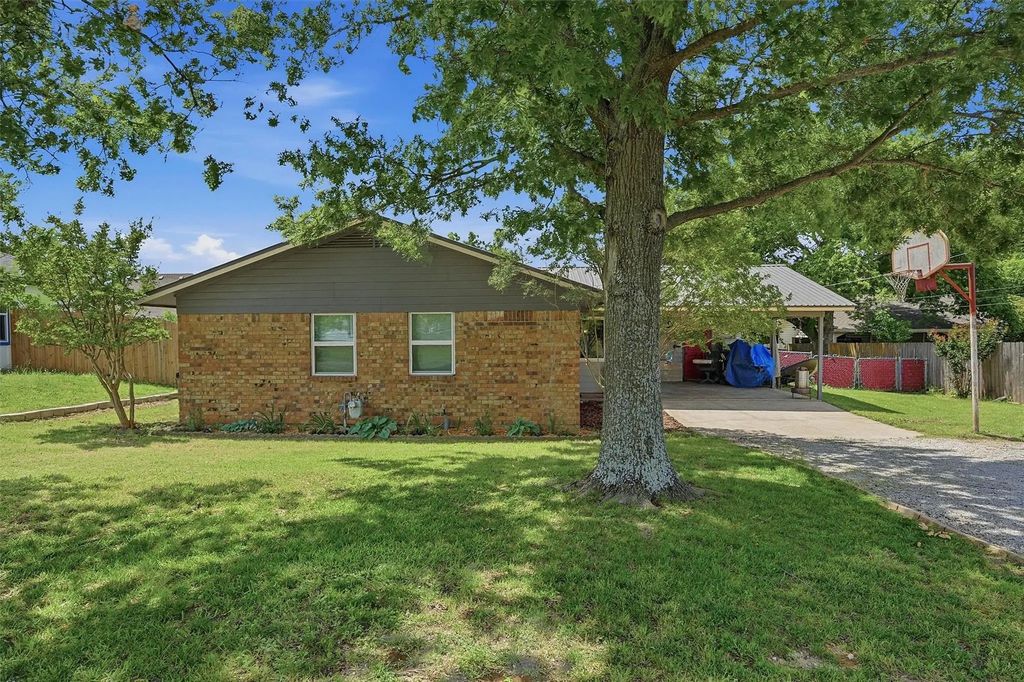 111 E Pecan Street, Gunter