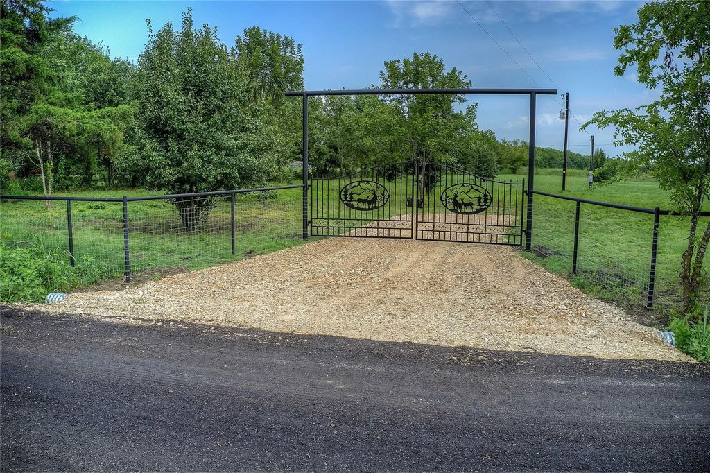 868 County Road 23940, Brookston