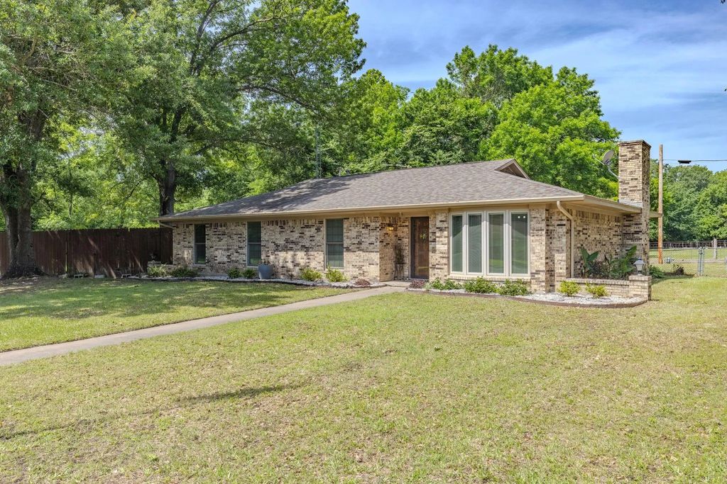 3026 Arapaho Road, Commerce