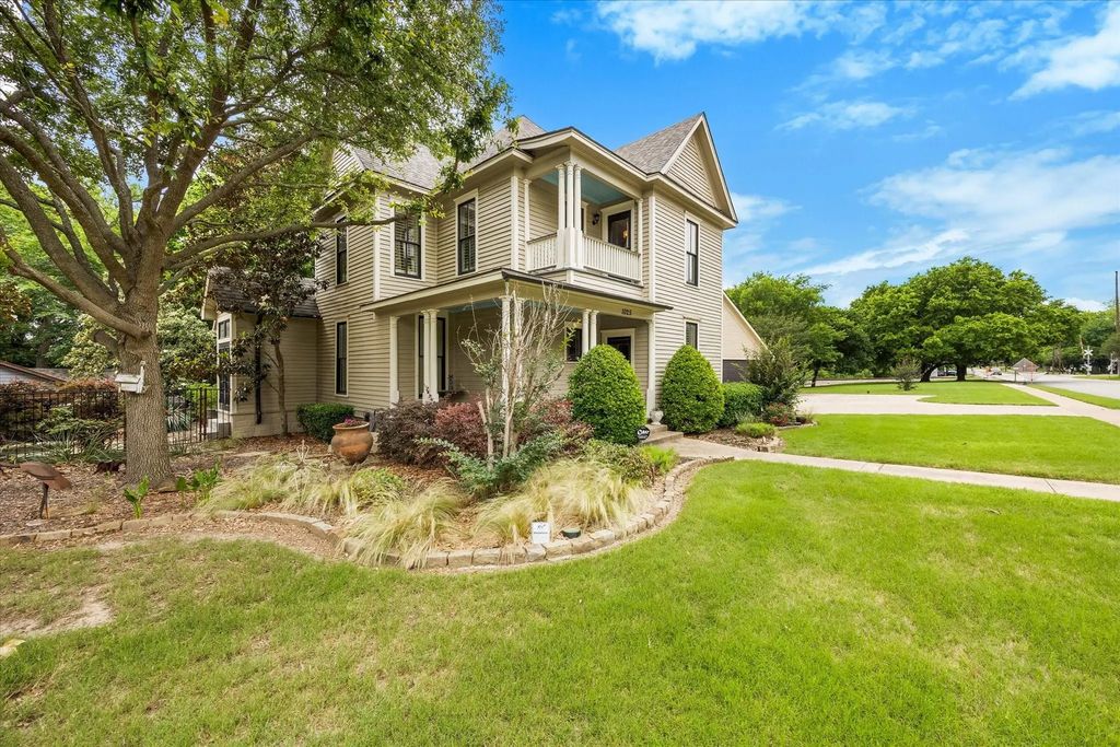 1025 W Main Street, Waxahachie