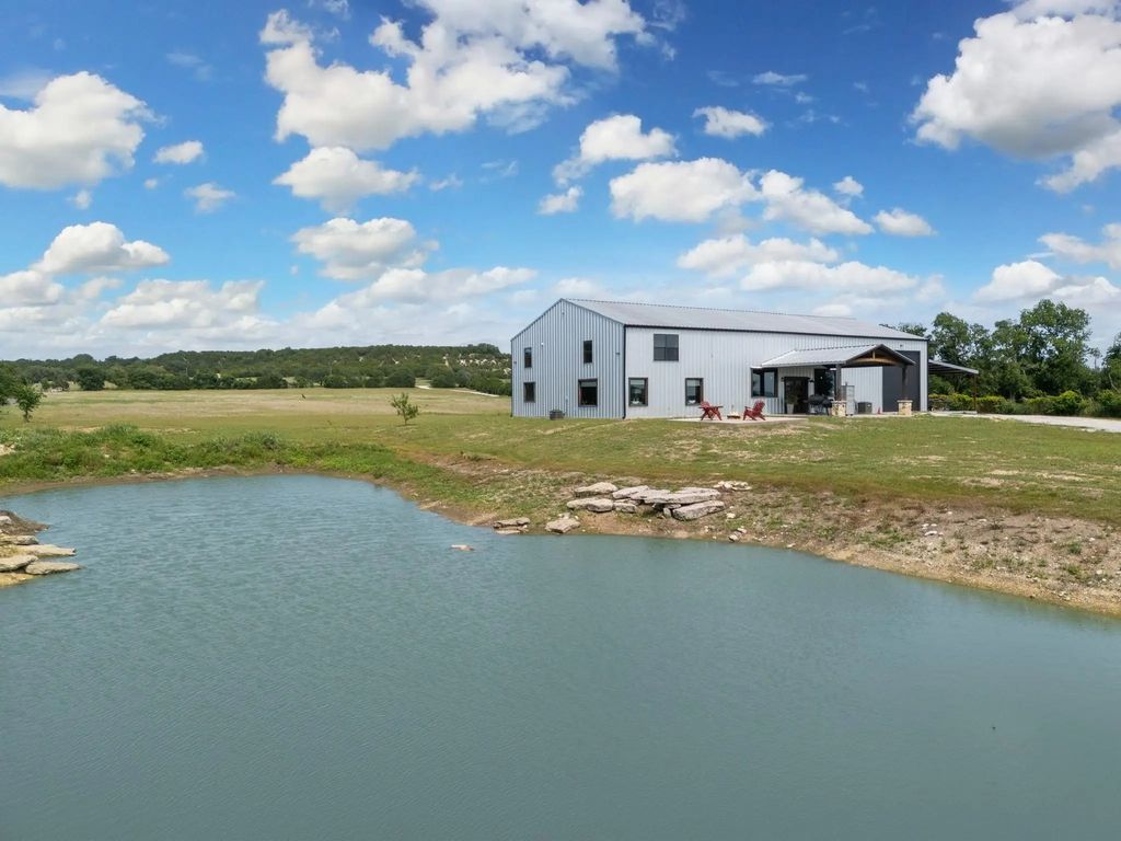 1875 Fm 2136, Clifton