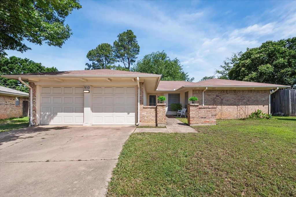 910 Cherry Laurel Lane, Arlington
