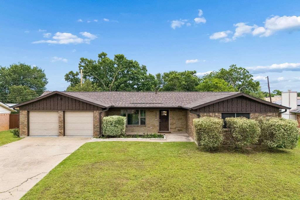 404 Glenwood Terrace, Hurst