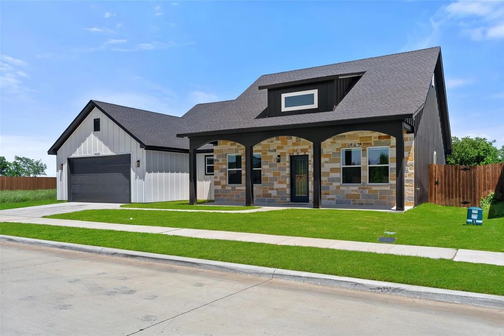 568 Highview Court, Godley