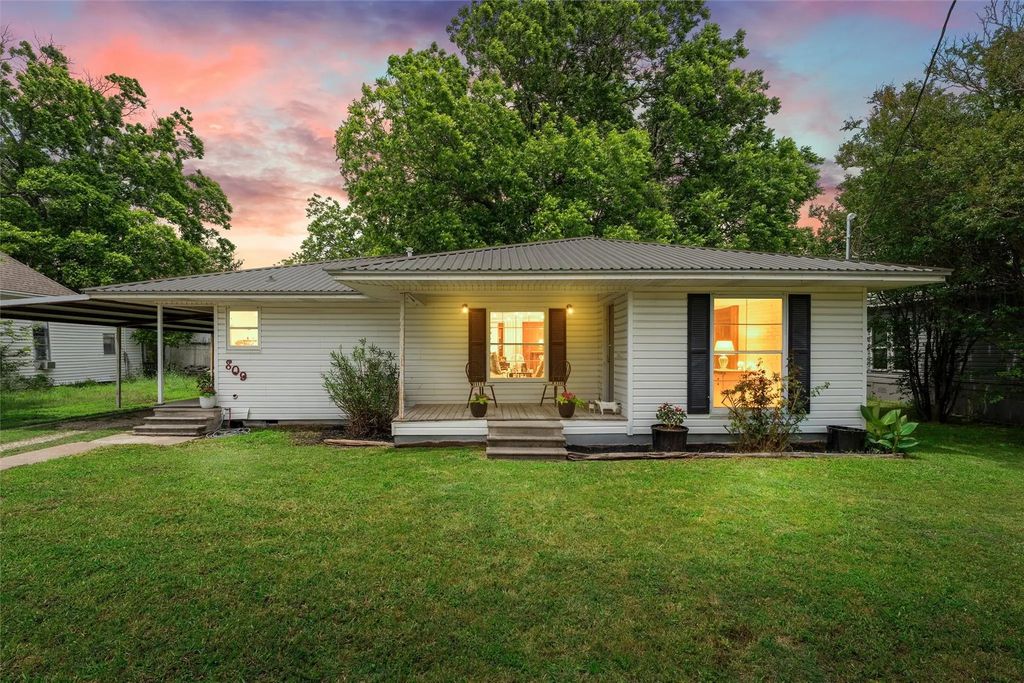 809 E Limestone Avenue, Mart