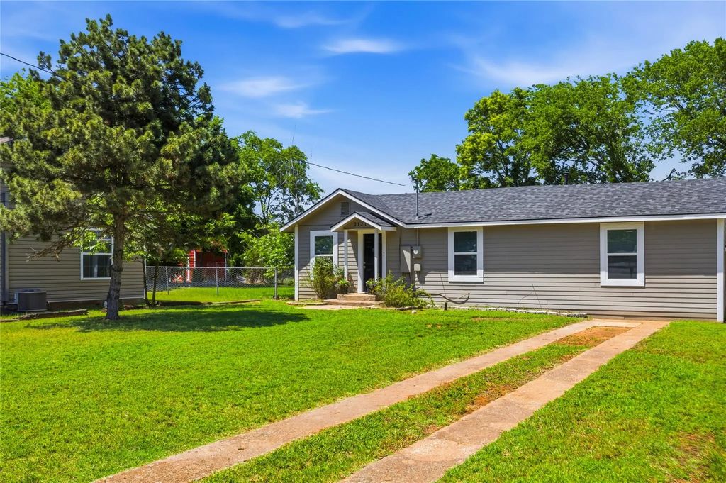 2121 W Bond Street, Denison