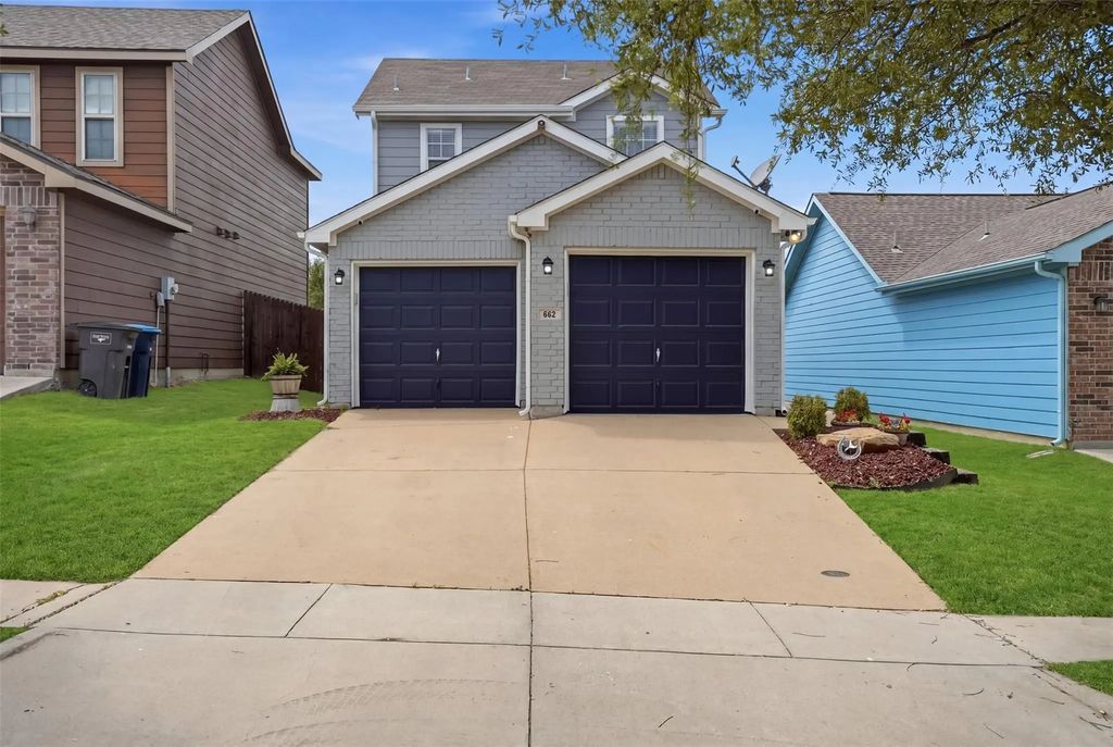 852 Village Point Lane, Fort Worth