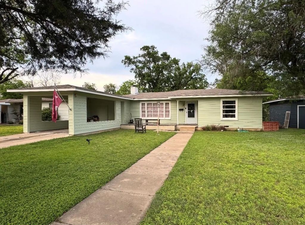 2206 4th Street, Brownwood