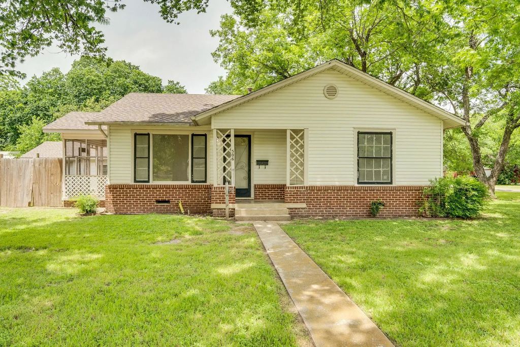 506 E Waco Street, Ennis