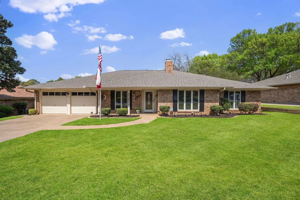 1711 Queensborough Drive, Arlington
