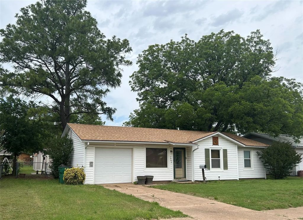 1002 W Bloodworth, Olney