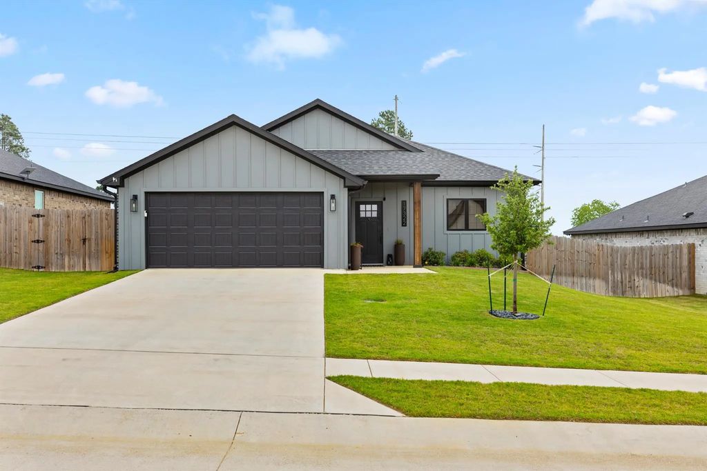 17322 Crossing Circle, Lindale