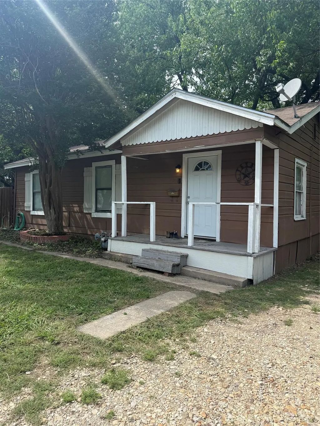 1006 Bishop Street, Commerce