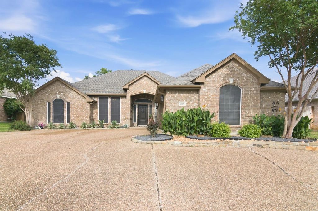 8304 Red Rose Trail, North Richland Hills
