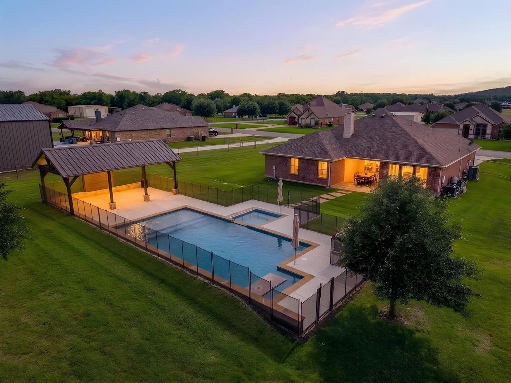 104 Thorobred Court, Azle