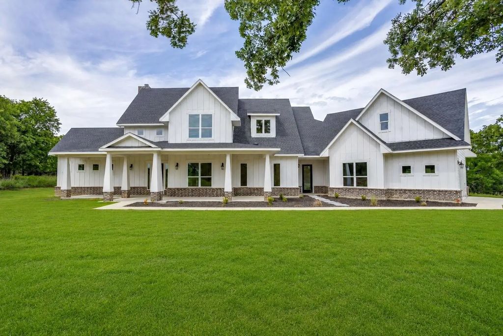 247 Silver Lakes Drive, Sunset