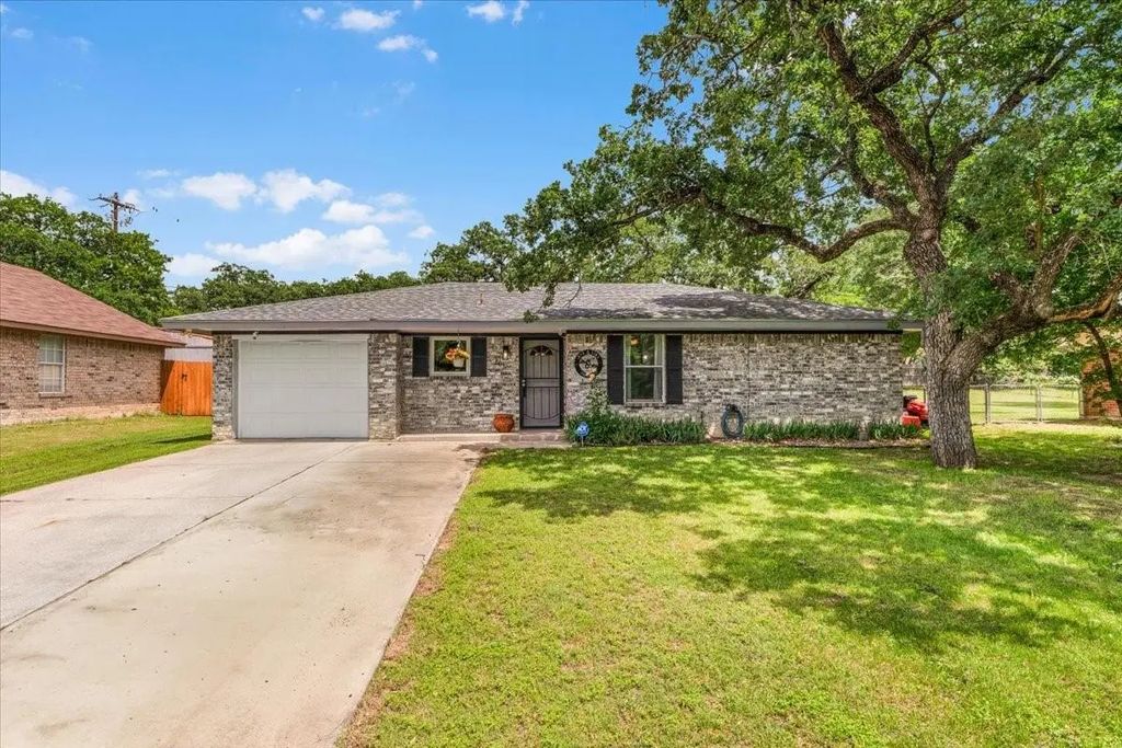 105 Rhoades Street, Azle