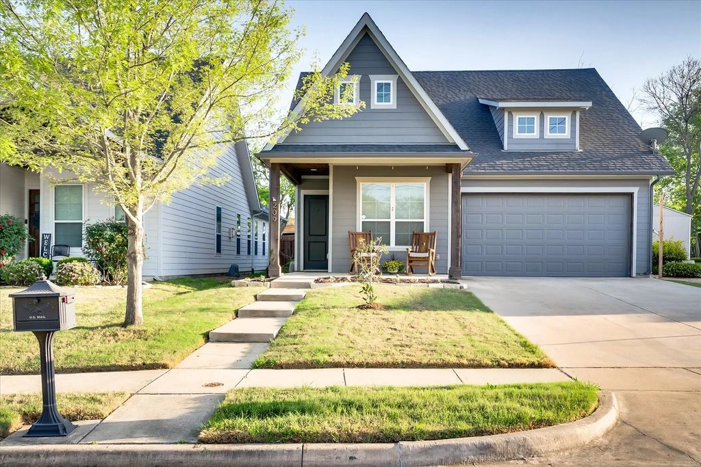 209 W Dallas Street, Mansfield