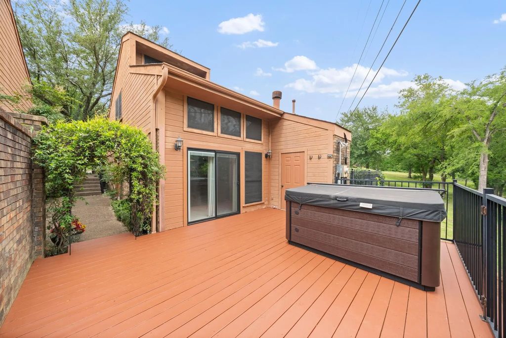 16 Village Green Court, Denison
