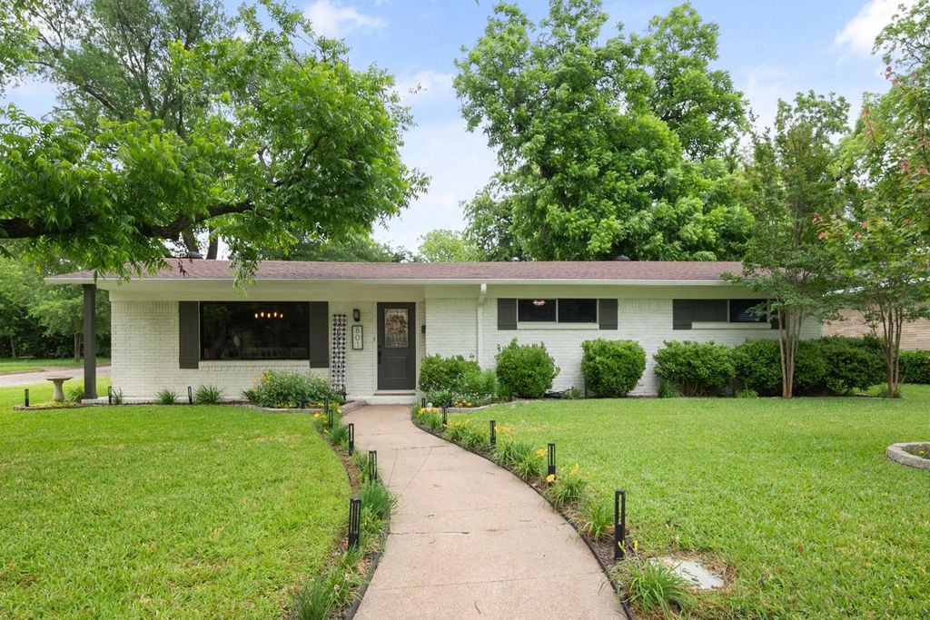 801 Waggoner Drive, Arlington