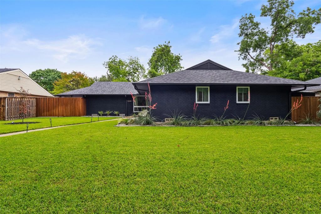 10438 Lippitt Avenue, Dallas