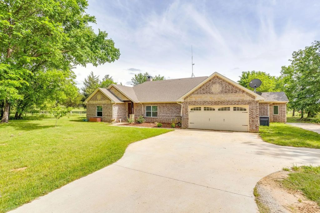 739 County Road 3696, Springtown