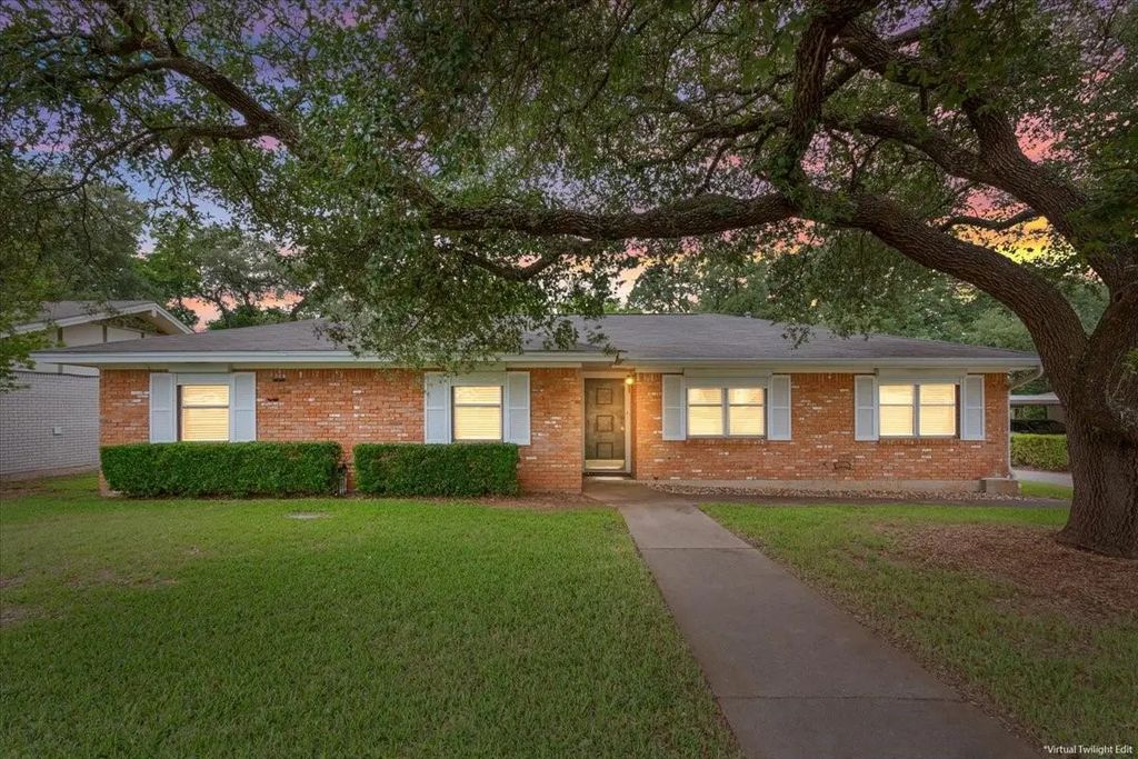 708 Wedgewood Drive, Woodway