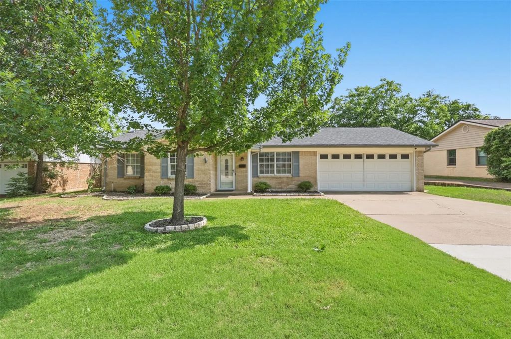 205 W Huitt Lane, Euless