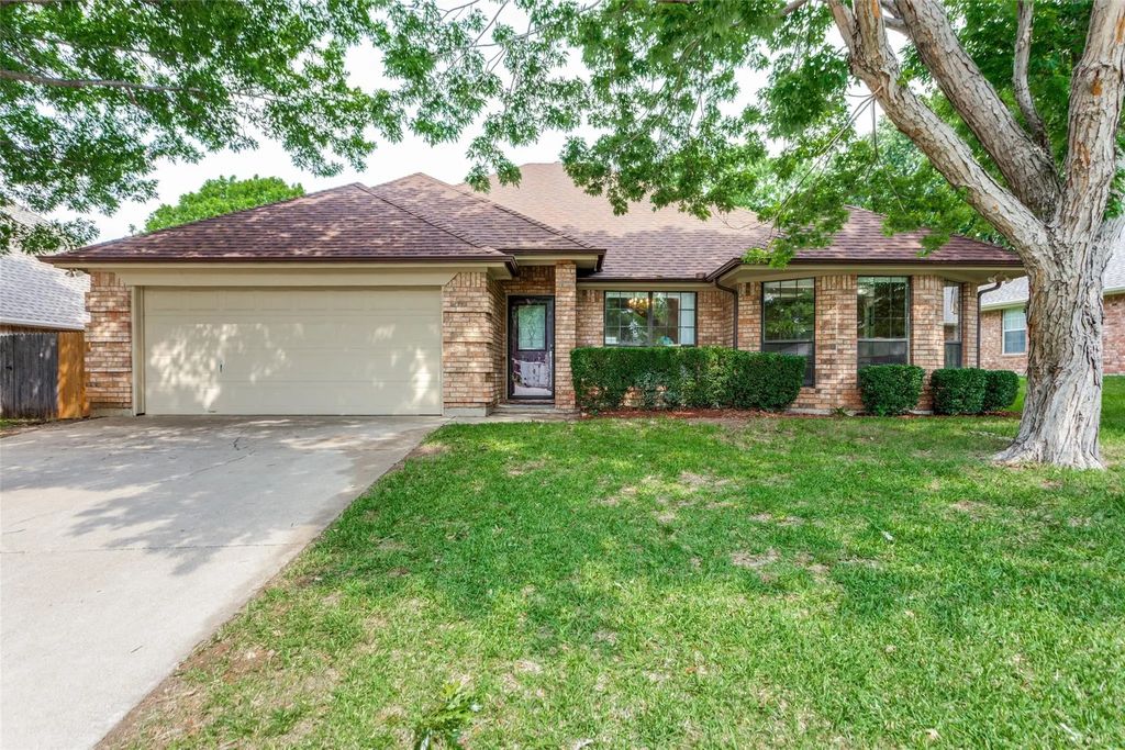 1213 Downwood Drive, Burleson