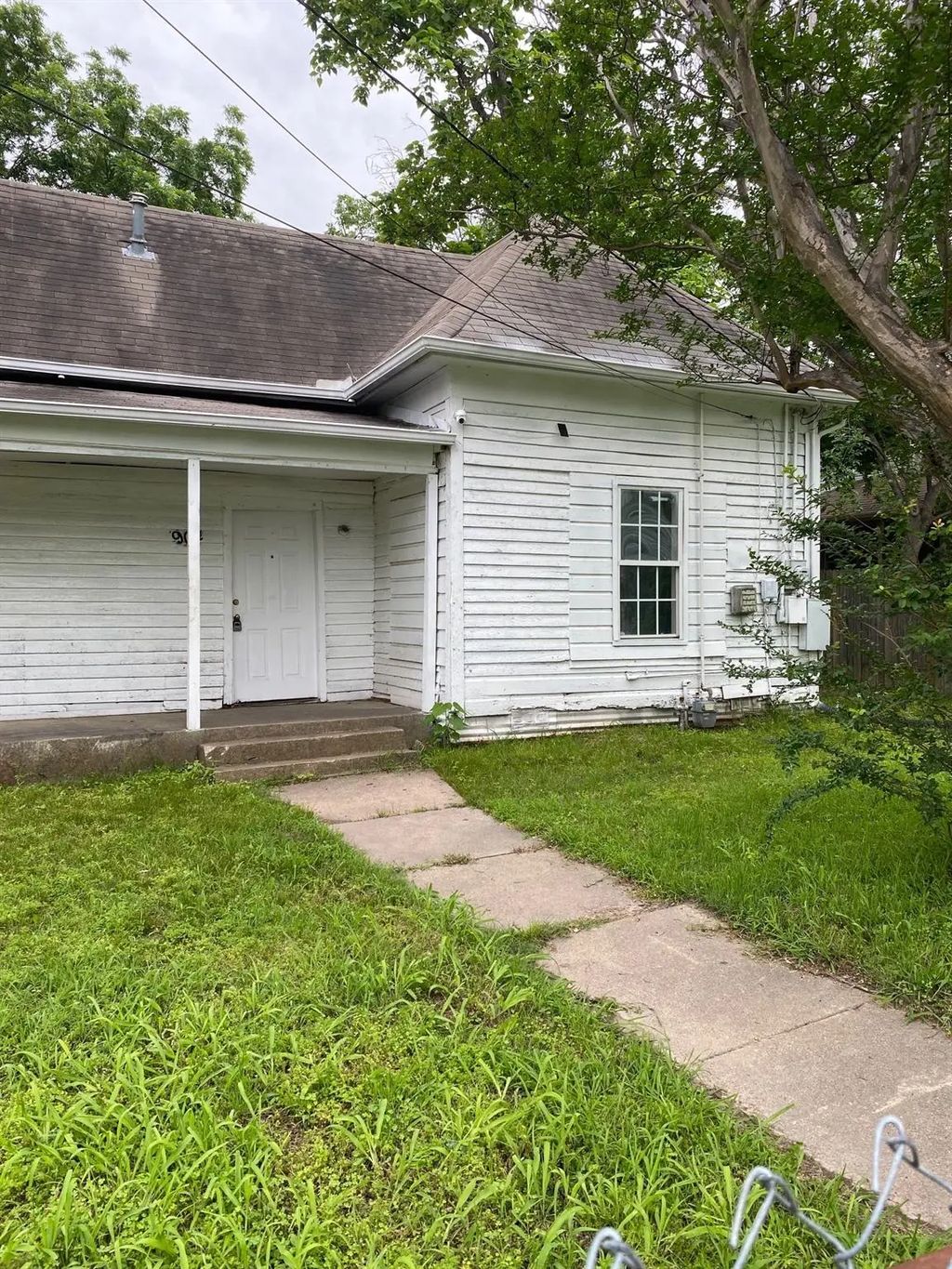 904 E College Street, Terrell