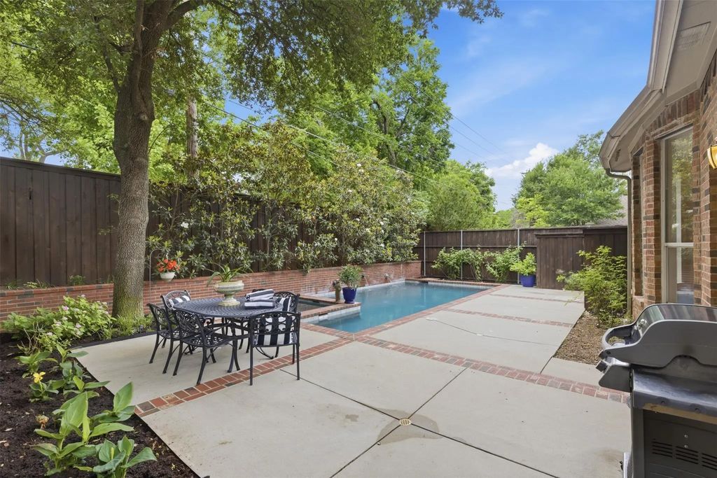 2218 Ash Grove Way, Dallas