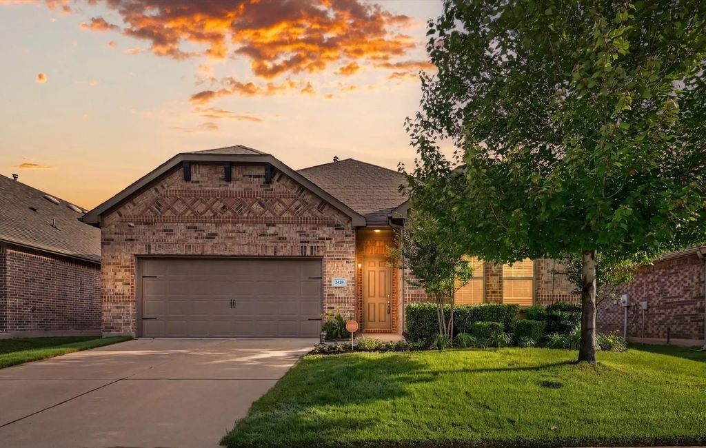 2429 Flowing Springs Drive, Fort Worth