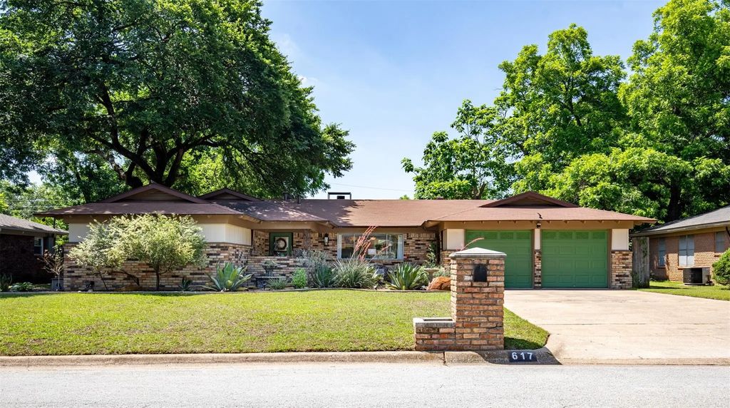 617 Woodside Drive, Hurst