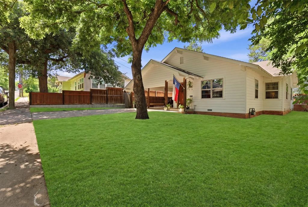 208 W Couts Street, Weatherford