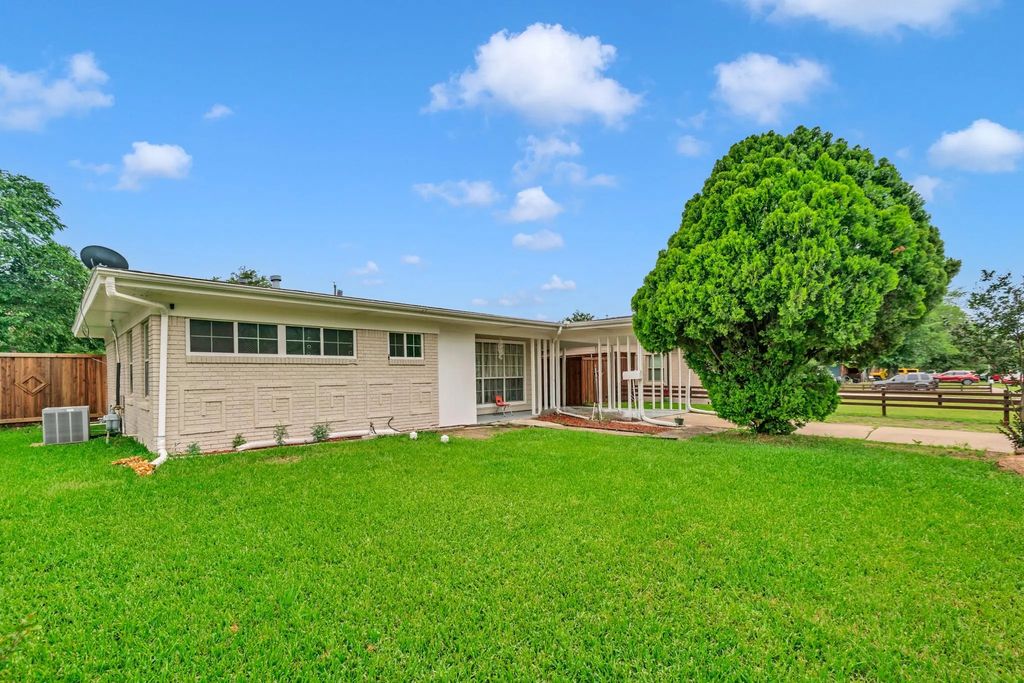 1614 Briarwood Lane, Irving