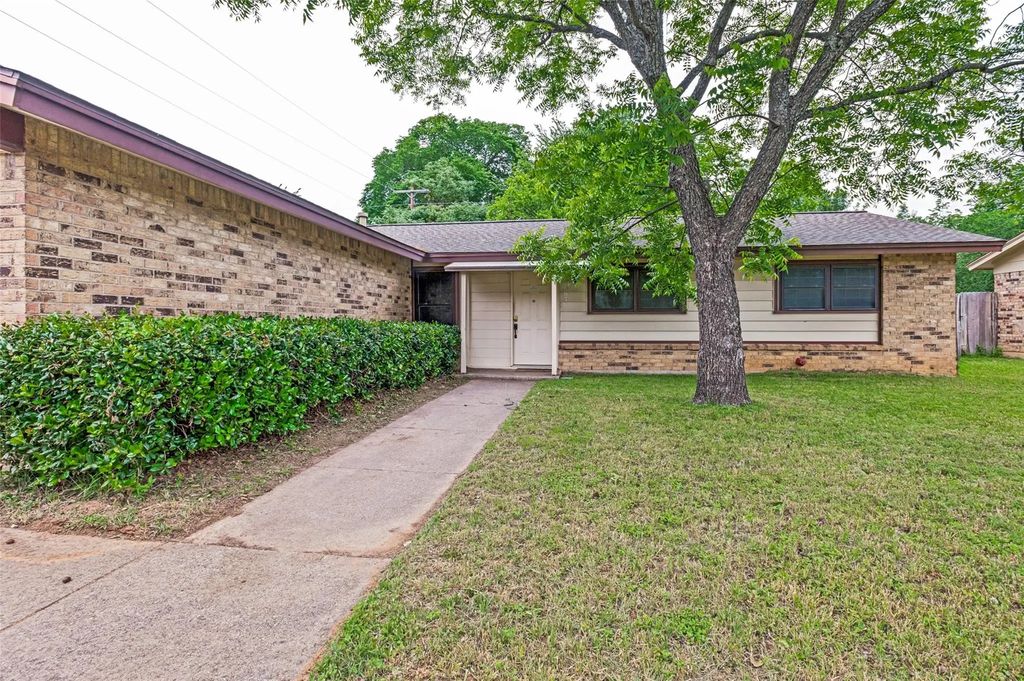 2605 Hollywood Drive, Arlington