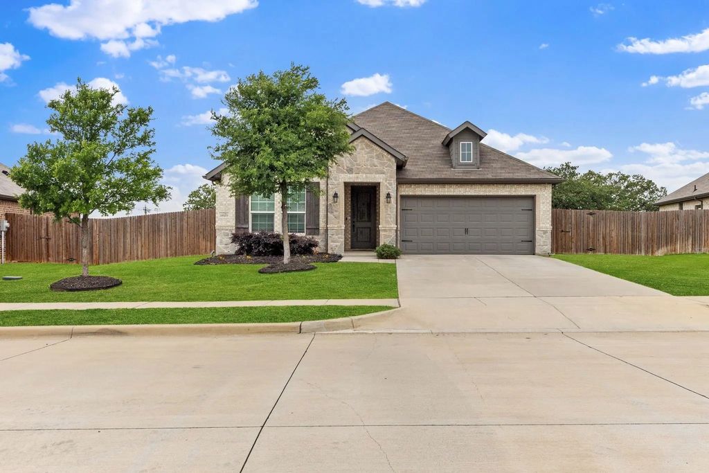 1620 Glade Meadows Drive, Burleson