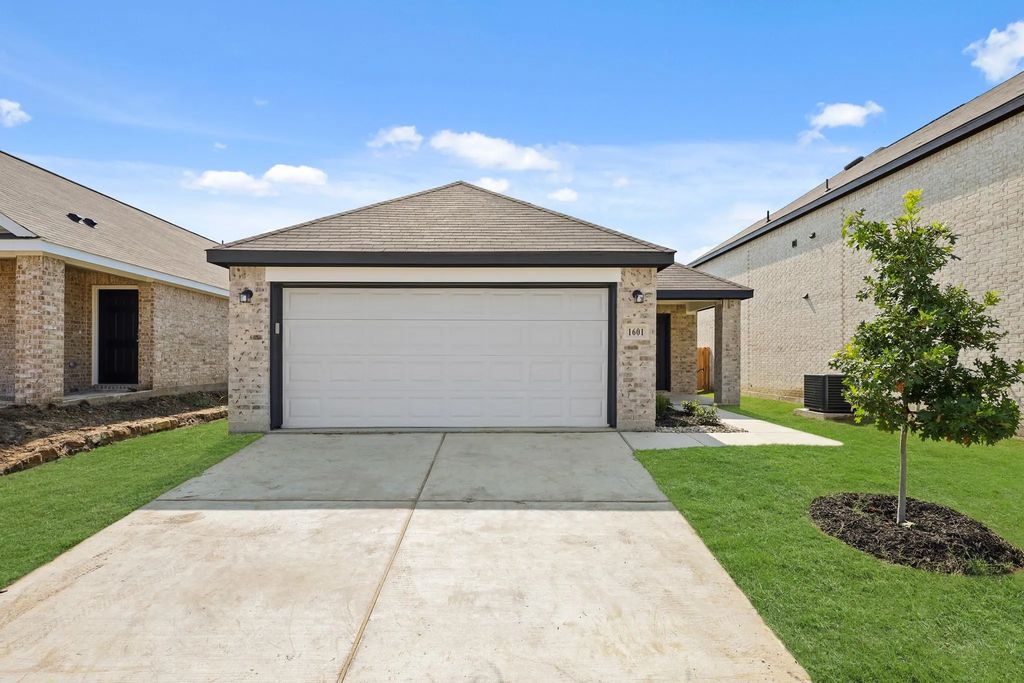 1601 Romans Road, Ennis
