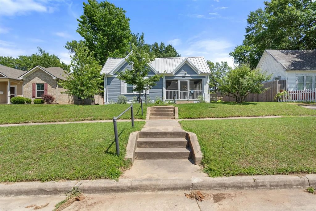 310 N Line Street, Mineola