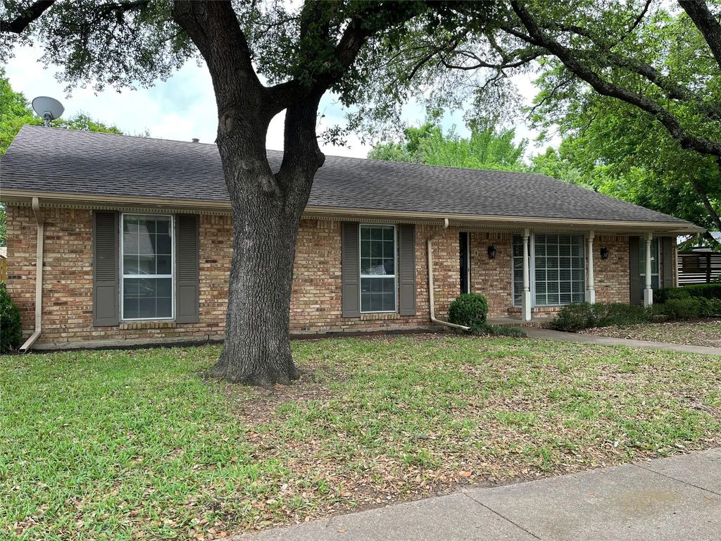 1409 Hillcrest Street, Ennis