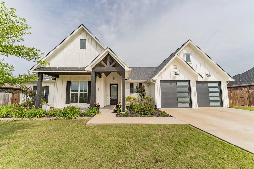 404 Stone Briar Drive N, Sulphur Springs