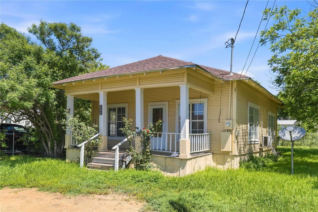 102 E Fitzgerald Street, Bangs
