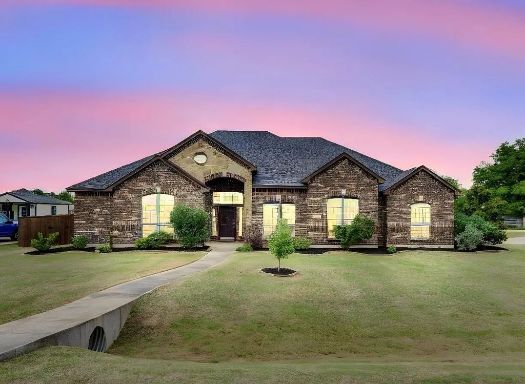 100 Windsor Circle, Waxahachie