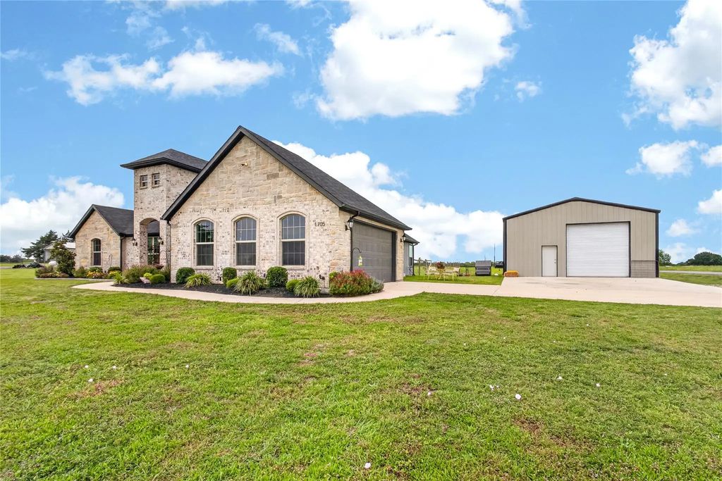 1705 S Fm 1752, Savoy