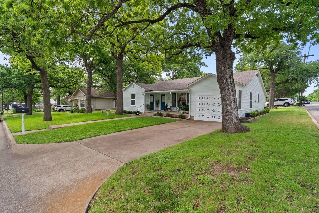 119 W Akard Street, Weatherford