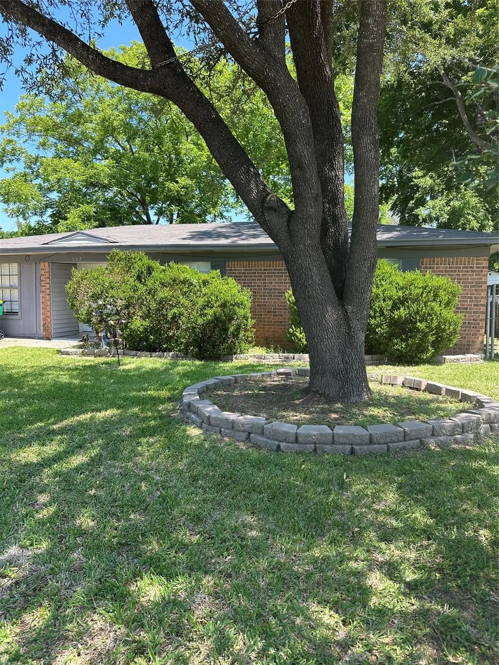 602 W Karnes, Robinson