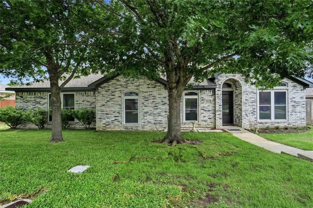 423 Fall Cedar Drive, Fort Worth