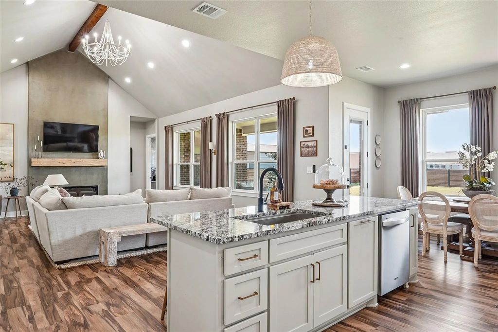210 Lakecrest Drive, Muenster
