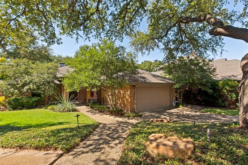 14913 Oaks North Drive, Addison