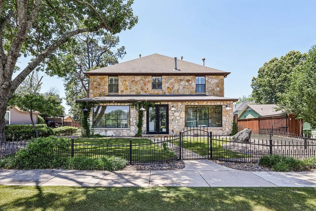221 N Lucas Drive, Grapevine